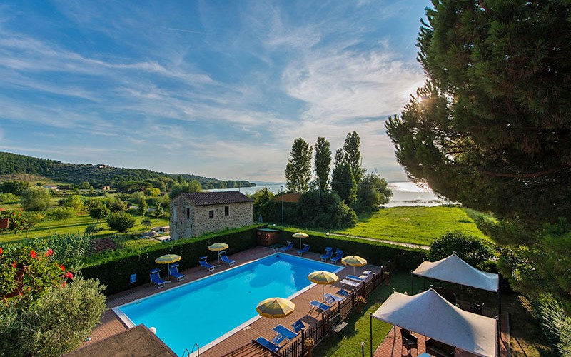 Vista del Lago Trasimeno e piscina dalle camere - Hotel 3 stelle sul Lago Trasimeno