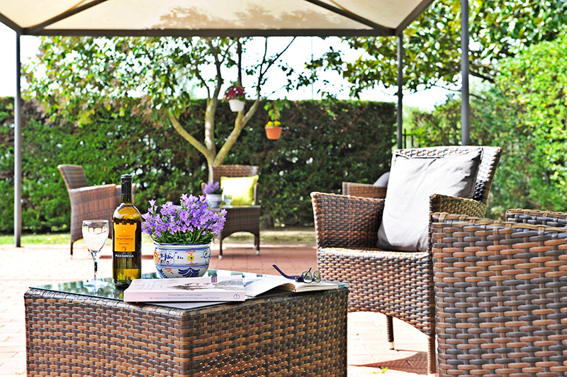 Zona relax con gazebo e giardino